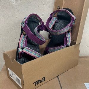 Classic Teva. Womens 10. Never worn.